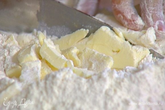 Приготовить тесто: порубить ножом 100 г предварительно охлажденного масла вместе с мукой, добавить щепотку соли, 2 ст. ложки ледяной воды и замесить.