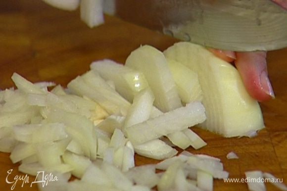 Оставшуюся сырую луковицу мелко порубить.