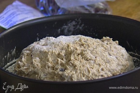 Присыпать пшеничной мукой форму для выпечки или противень и выложить тесто, сформировав круглый хлеб.