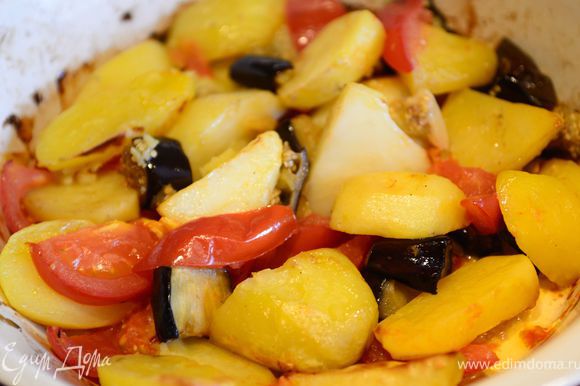Картошка с баклажанами и помидорами в духовке