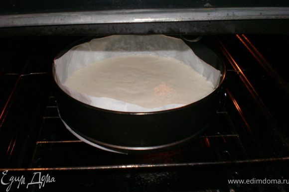 Вылить в разъемную форму и выпекать 30-40 мин. при 180 градусах. Полученный бисквит разрезать на три части.