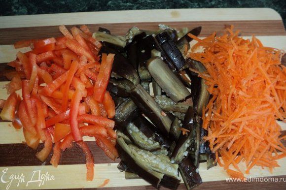 Баклажаны отварить в подсоленной воде 10-15мин (и в зависимости от величины), чтобы баклажаны были не разваренные и слегка твердоватые. Сделать надрезы и положить под гнет приблизительно на 2 часа. Отжатые и охлажденные баклажаны порезать брусочками 0.5х0.5х 4.0см, морковку потереть на терке для корейской моркови, перец нарезать соломкой.