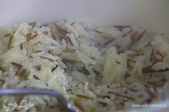 Выложить готовый рис в глубокую тарелку, заправить оливковым маслом и лимонным соком.
