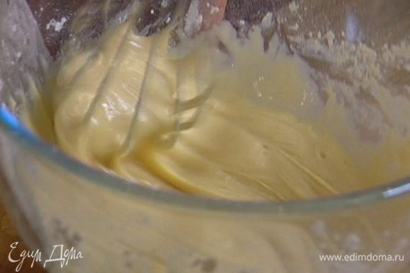 Яйцо взбить с молоком и 60 г сахарной пудры, добавить муку и вымешать, чтобы получилось тесто однородной консистенции, без комков.