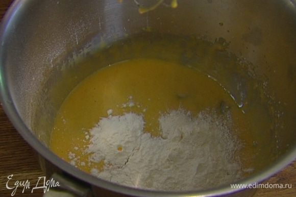 Приготовить крем: взбить желтки с 50 г сахарной пудры, 2 ст. ложками молока, кукурузным крахмалом и оставшейся мукой.