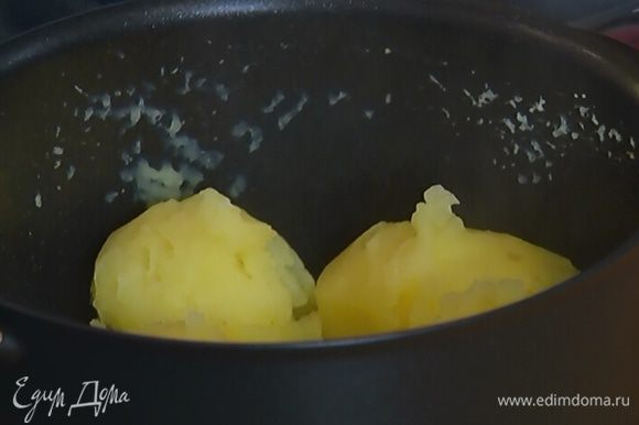 Картофель почистить и замочить на некоторое время в воде, затем отваривать в течение 10 минут.