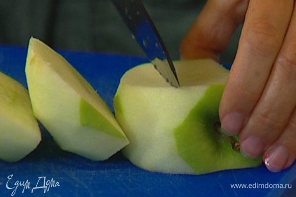 Яблоки почистить, удалить сердцевину и нарезать тонкими дольками.