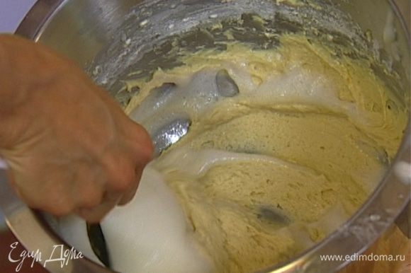 Белки взбить со щепоткой соли и ввести в тесто.