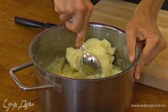 Картофель почистить, отварить и растолочь в пюре.