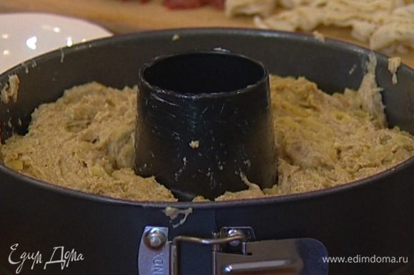 Смазать форму для выпечки растительным маслом, выложить в нее тесто, накрыть влажным полотенцем и оставить на 10 минут, чтобы тесто подошло.