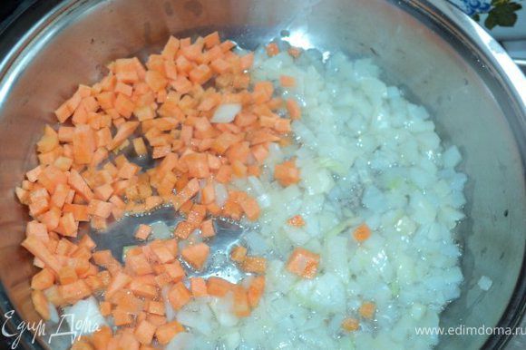 Порезать мелко лук и морковь ( кубиками) и слегка припустить на сковороде в 1ст.ложке растительного масла. Лук и морковь добавить в суп, положить специи и еще проварить 5 мин. Дать супу настояться 15-20мин. Перед подачей посыпать зеленью. Можно добавить сметану.