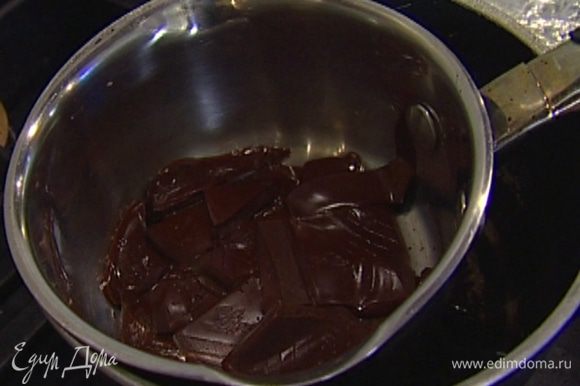 Шоколад растопить на водяной бане и ввести в крем, добавить ванильный экстракт, перемешать и остудить.