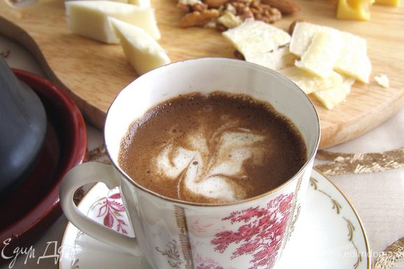 Молотый кофе с добавлением сахара залить кипятком, довести до кипения и разлить по чашкам. Влить ликёр и украсить взбитыми сливками.