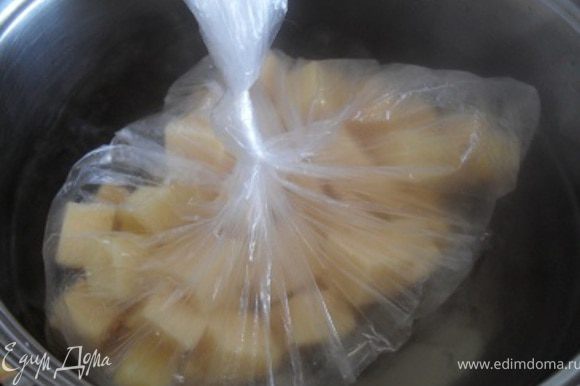 Сыр положить в полиэтиленовый пакет и завязать.Опустить сыр в кипящую воду, дать ему растопиться.
