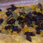 Высыпать сверху миндаль, изюм с цедрой апельсина, цукаты и руками вмешать все ингредиенты в тесто. 