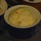 Смазать формы для выпечки сливочным маслом или выстелить пергаментом, выложить в них тесто и отправить еще на 30 минут в место без сквозняков. 