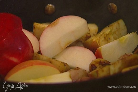 Яблоки очистить от семян, порезать крупными дольками и отправить в сковороду к луку с чесноком.
