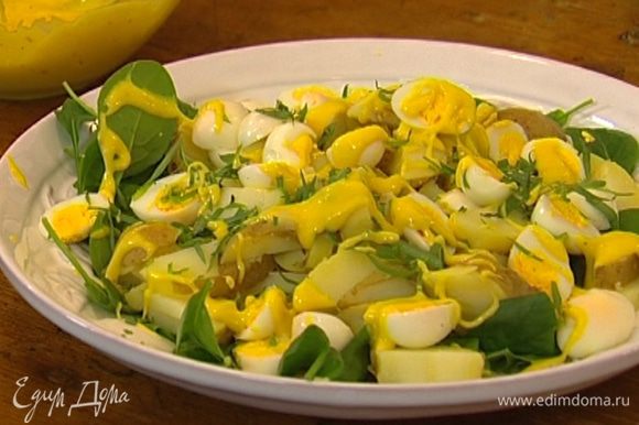 Выложить на салат перепелиные яйца, присыпать рубленым тархуном и полить майонезом.