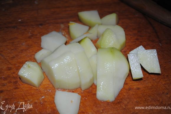 Чистим и кубиками режем картофель и добавляем в суп.