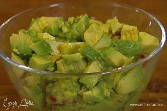 В прозрачную пиалу выложить слоями нарезанное авокадо и овощную смесь или все перемешать как салат. Сбрызнуть оставшимся соком лайма.