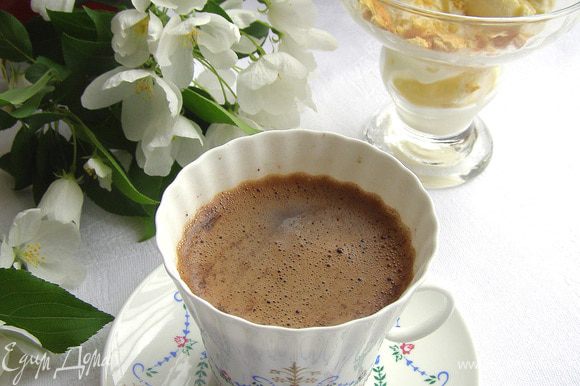 Сахар и ложечки подавать к кофе не нужно, а вот стакан с прохладной водой очень даже желателен.
