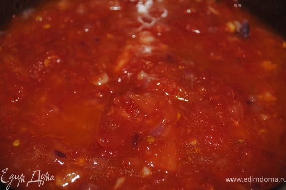 добавляем томаты и специи и тушим 20 минут.