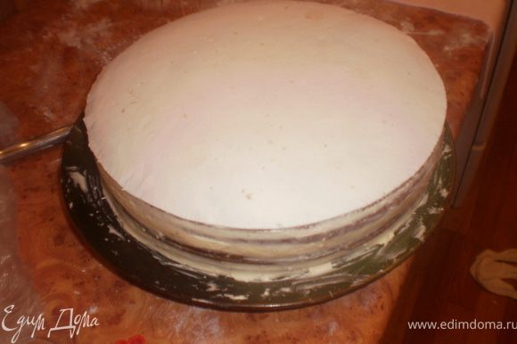 Из белой мастики вырезаем круг по диаметру торта. Покрываем торт сверху.