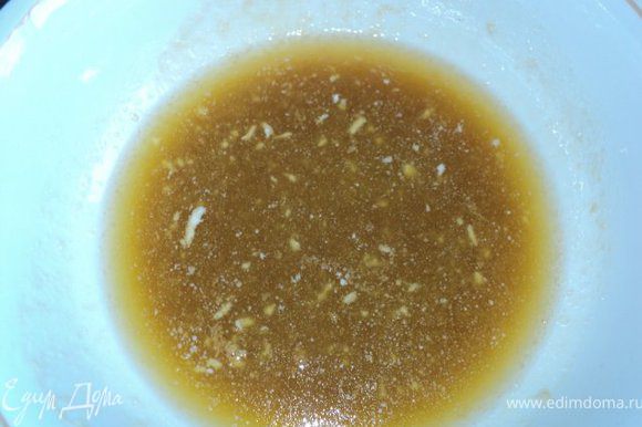 Маргарин, мед и сахар растопить в микроволновке или на водяной бане.