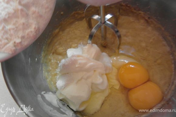 Добавить яйца, сметану, муку с содой, все еще раз тщательно взбить (около 30 секунд).