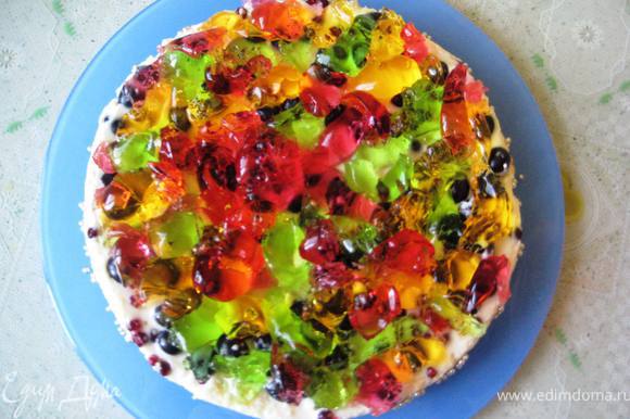 Застывший торт выложить на блюдо и украсить разноцветным желе: выложить его сверху на торт ложкой-получается Живой тортик)))