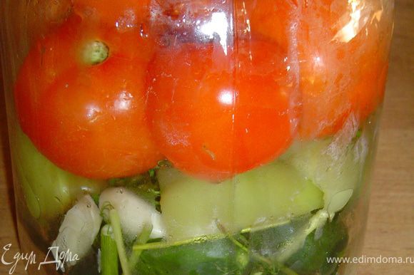 Рецепт очень простой, но овощи получаются отменные. Начинаем со стерилизации банок и крышек. Затем приступаем к овощам. Тщательно моем помидоры, огурцы, перец(у перца удаляем сердцевину и разрезаем его пополам) и обсушиваем. На дно банки кладем специи(по вкусу), сверху укладываем слоями огурцы, перец, помидоры, а сверху опять специи. В банку заливаем кипяток, накрываем банку крышкой и оставляем на 15 минут. Затем сливаем воду в кастрюлю, добавляем сахар и кипятим. В банку насыпаем соль, заливаем кипящим раствором, оставив место для уксуса, и под крышку выливаем уксус, закатываем, ставим бутыль на крышку, укутываем и оставляем на 10-12 часов.