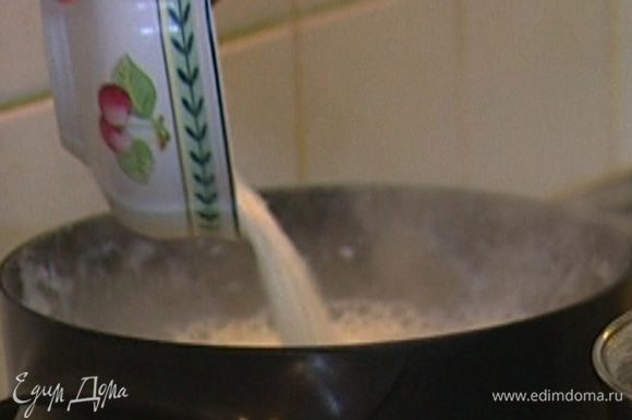 Как только молоко закипит, всыпать рис и, постоянно помешивая, варить его 30 минут на слабом огне.