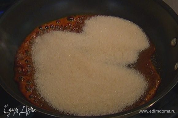 В жароупорной посуде растопить 25 г масла, всыпать оставшийся сахар и сварить карамель.