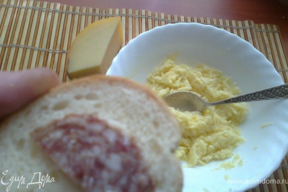 Разбить яйцо в миску и добавить горсть натёртого сыра.Сделать кашицу.