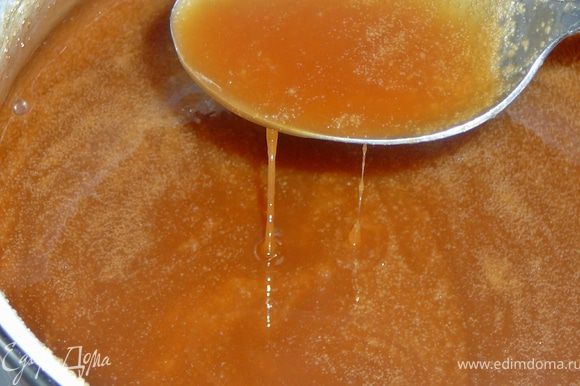 Карамель.Масло сливочное растопить в сотейнике,добавить сахар,сироп или мед,сливки,яблочный сок и коньяк.Довести до кипения и прокипятить минуты 3.