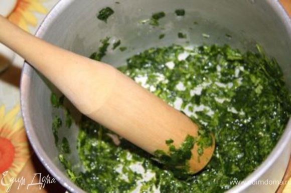 Толчем деревянной толкушкой с солью (можно смело сыпать полную чайную ложку соли) до получения сочной зеленой массы.