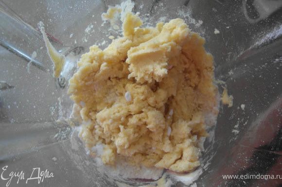 Пока карамелизируем яблоки: Масло, сахарная пудра и мука - все смешать в комбайне (смесь должна напоминать хлебные крошки).