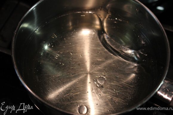 Поставить сотейник на маленький огонь и нагреть в нем воду и оливковое масло. (Температура - пальчик спокойно терпит)