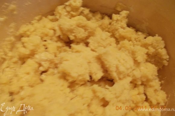теперь тесто: картофельный отвар посолить ( я солила, когда картошку варила), довести до кипения, кастрюля не маленькая должна быть. Помешивая всыпать муку и заварить крутое тесто.