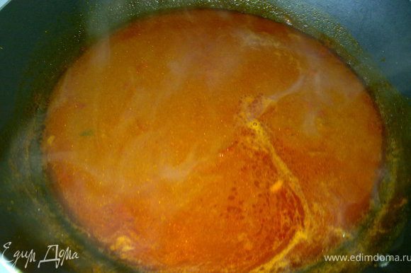 Кальмары вынуть из соуса и отжать. На раскаленной сковороде на ОМ быстро обжарить в течении 3 мин.кальмары. И отложить в миску. В эту же сковороду вылить соус и уварить его минут 2-3.