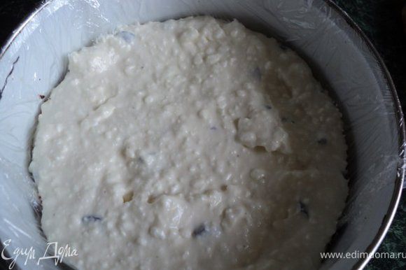На охлажденный корж нанести ровным слоем часть сырного крема.