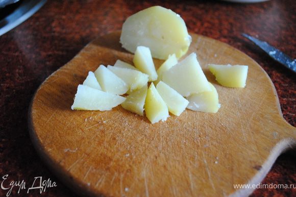 Отварить картофель и нарезать кубиками