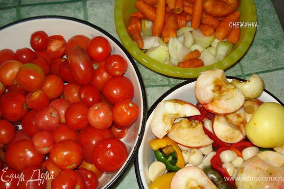 Подготовить все ингредиенты: моем помидоры, чистим лук, морковь, перец, чеснок, у яблок удаляем только семенное гнездо. Все это вместе с горьким перцем прокручиваем на мясорубке.
