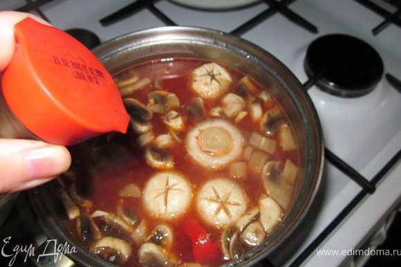 Добавить соевый соус. Пробуйте, чтобы суп был в меру соленым.