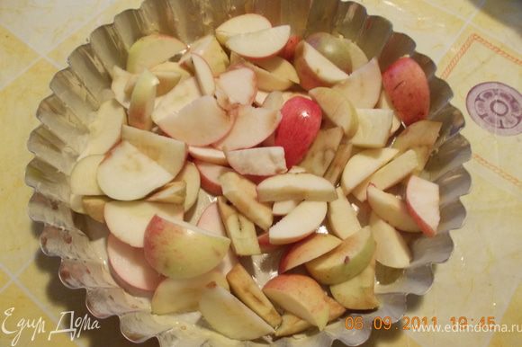 смазываем форму маслом, режем в неё яблоки