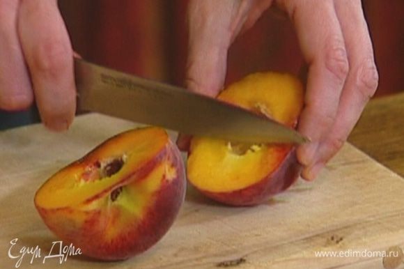 Персик разрезать пополам и удалить косточку.