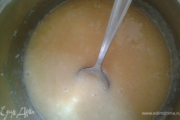 Сгущенное молоко смешать с сахаром и варить 10 мин, пока сахар не раствориться, непрерывно помешивая.