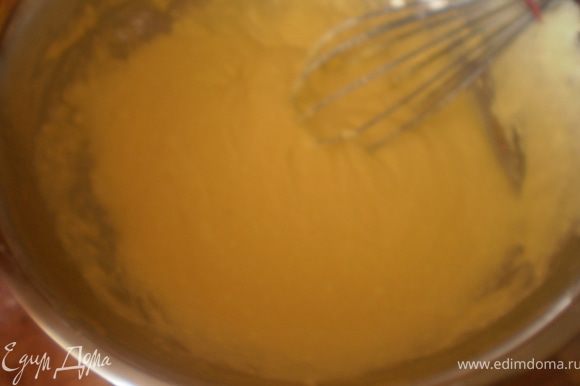 Масло растереть с сахарной пудрой и желтками до получения однородной массы.