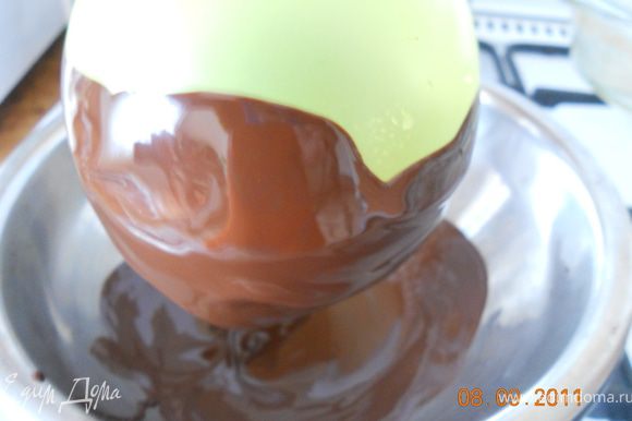 в расстопленный шоколад опускаем шарик, и прокручиваем его несколько раз , так чтобы половина шарика была покрыта слоем шоколада