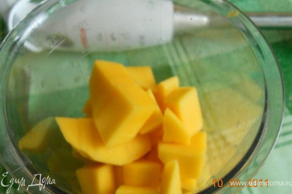 манго очистить отделить от косточки, порезать на кубики, несколько кубиков отложить для украшения. сложить в блендер